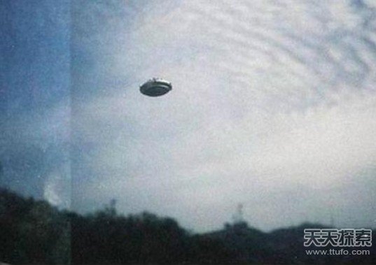 绝密档案曝光：英国飞行员60年前遇UFO