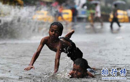 世界上雨量最多的国家，比北京42年的总降水量还多