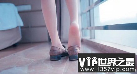 为什么男生喜欢偷看女生的脚？