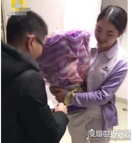 史上最短求婚，女护士赶着上班10秒同意男友求婚