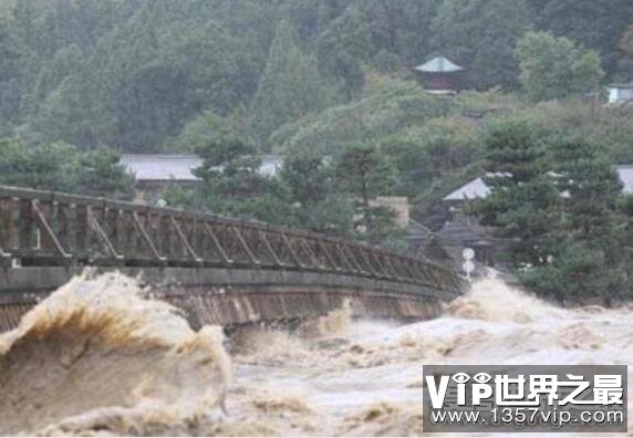 史上最强台风21级，能在海面掀起20米巨浪(常与狂风暴雨相伴)