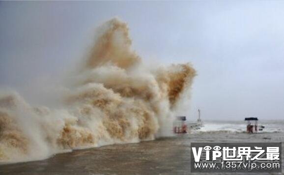 史上最强台风21级，能在海面掀起20米巨浪(常与狂风暴雨相伴)