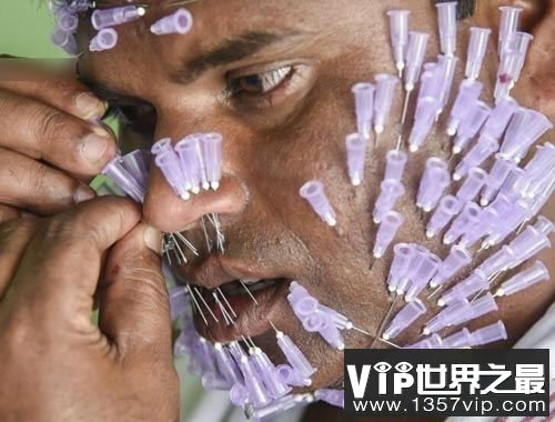 将针插进脸和舌头上最多的人，550根针(www.1357vip.com)