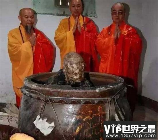 【肉身活佛为什么不腐烂】和尚死后坐缸肉身不腐其实是防腐药草在作怪