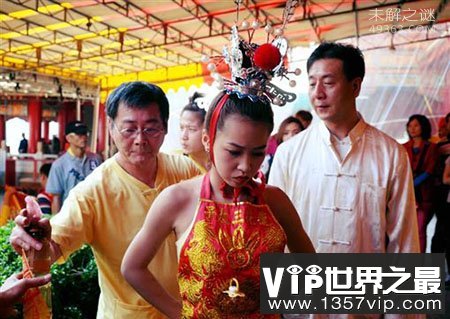 少女被关公钦点当“莲花太子”乩身，通灵的人真实存在的吗?