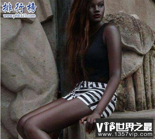 世界上最黑的女人是谁：KhoudiaDiop，夜晚出门等于隐身