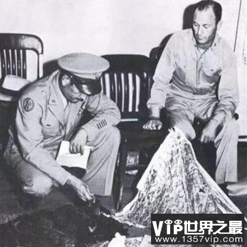 1947年罗斯威尔事件官方解密，退役少校证实UFO传闻(不是气球残骸)