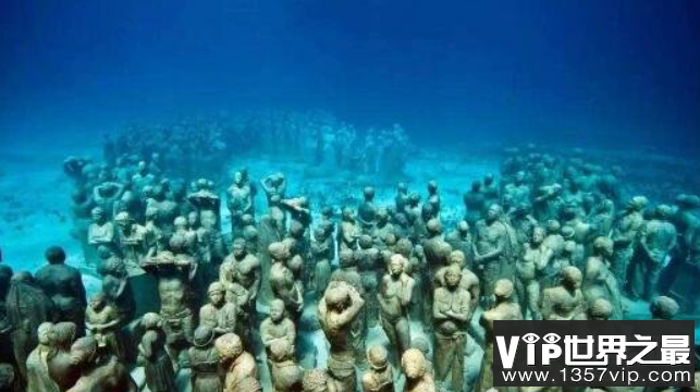 海底一万米究竟有多恐怖，深海中遍布神秘的怪异生物