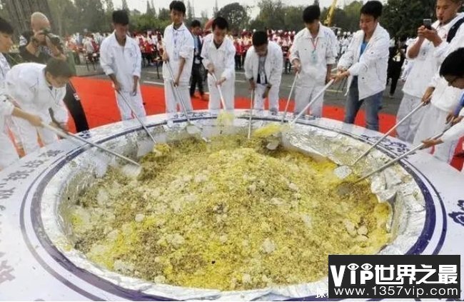 世界上最大的炒饭，吉尼斯宣布纪录无效(浪费粮食)