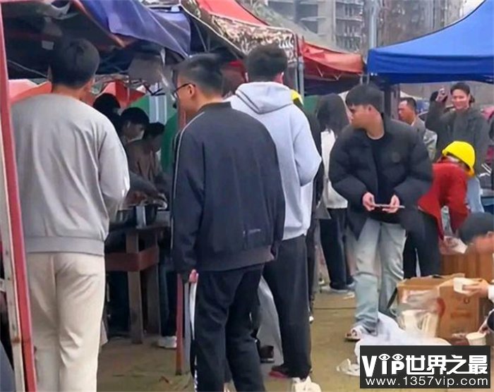 工地食堂饭菜实惠 引发大学生纷纷打卡（大学生饮食）