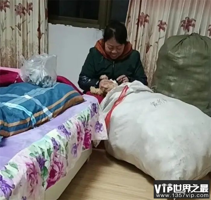 妻子做手工一个两毛钱 丈夫居然这么说（积少成多）