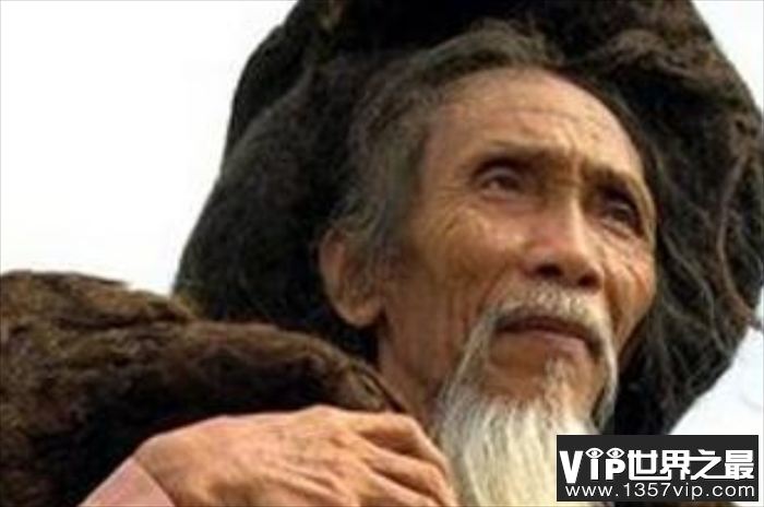 世界上头发最长的男人 头发长度超过6米(50多年没剪过)