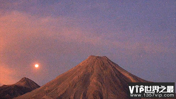 闪着蓝光的飞行物 在冰岛火山喷发时出现（无法解释）