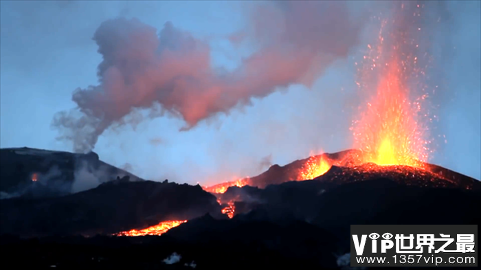 闪着蓝光的飞行物 在冰岛火山喷发时出现（无法解释）