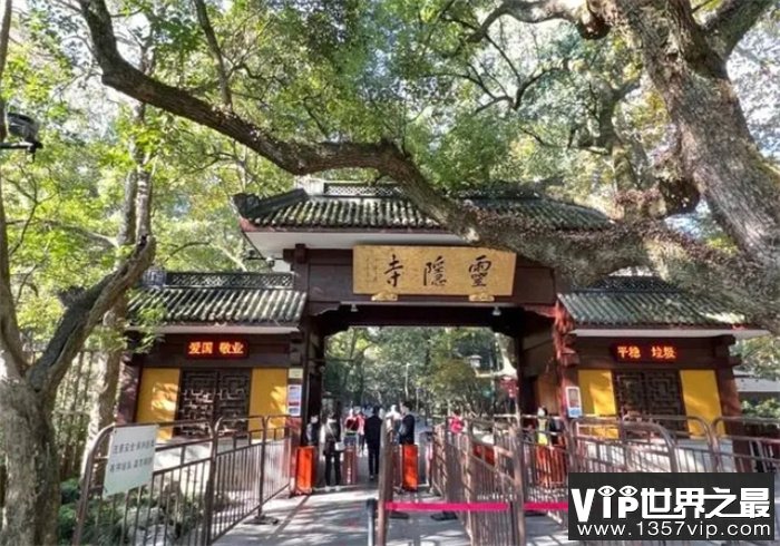 中国香火最旺的寺庙，一天涌进超60万人朝拜，香灰都得用卡车来拉